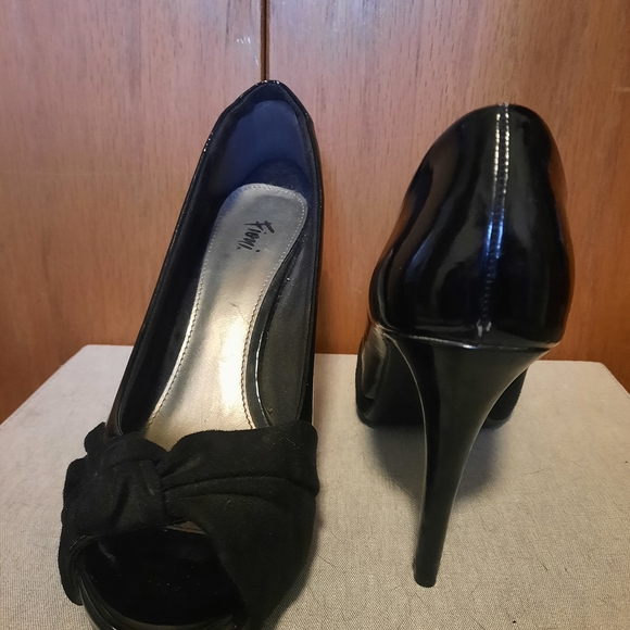 Elegant Black High Heels - Picture 1 of 4